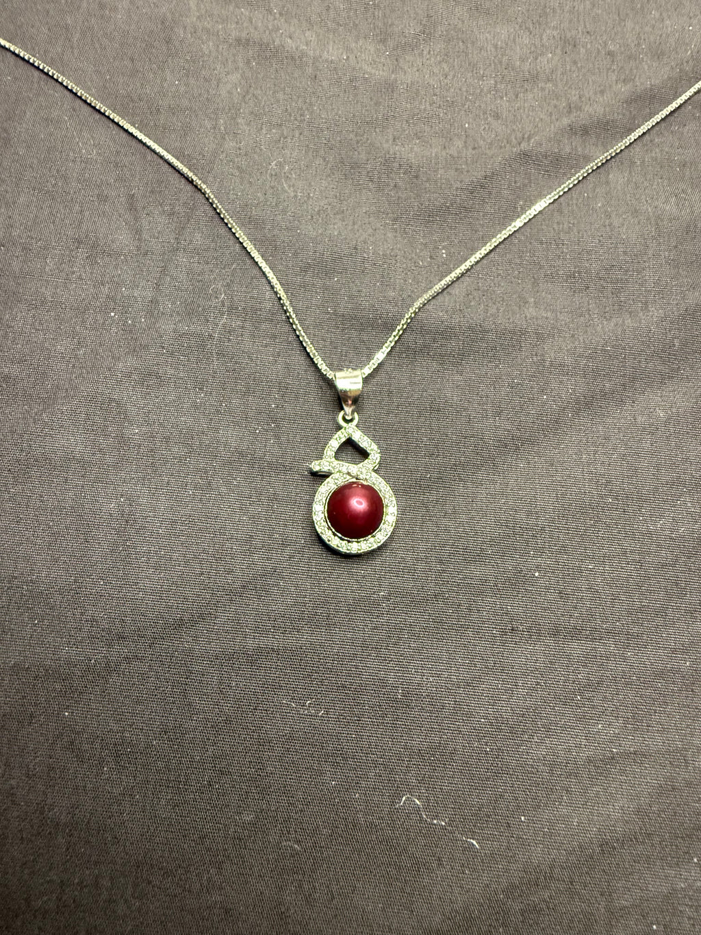 Figure 8 Pearl Pendant w/ Rhinestones
