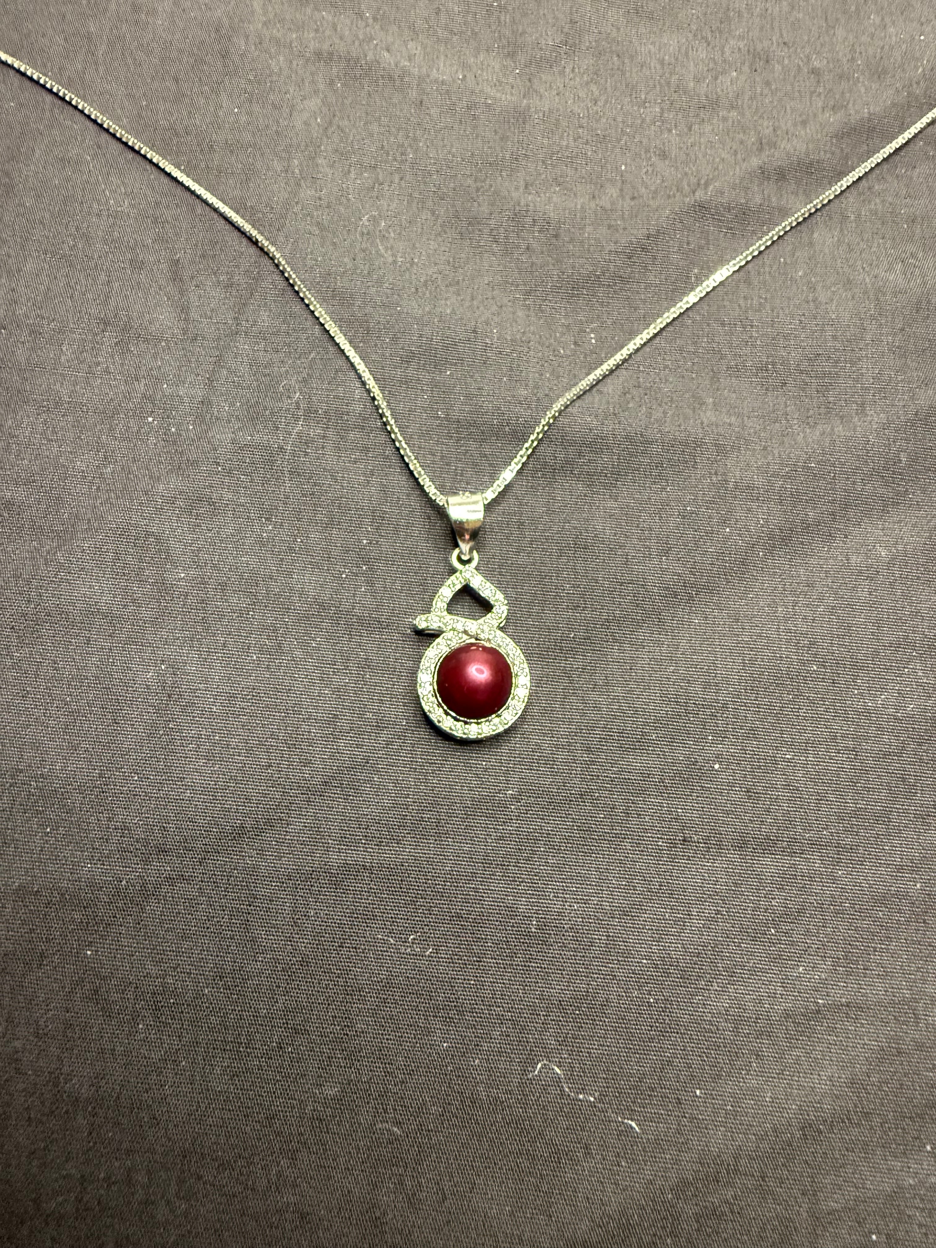 Figure 8 Pearl Pendant w/ Rhinestones