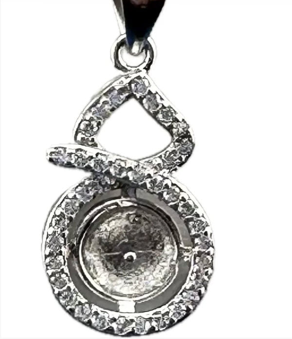 Figure 8 Pearl Pendant w/ Rhinestones